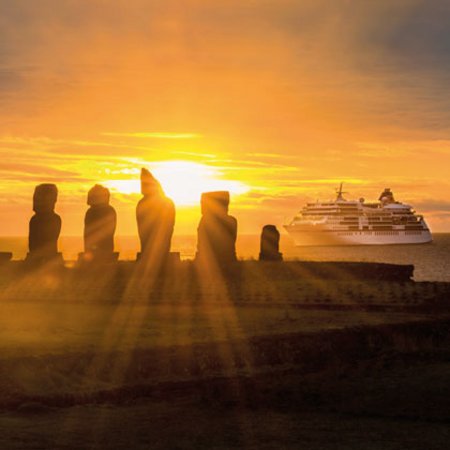 MS EUROPA von Hapag-Lloyd Cruises Kreuzfahrtschiff vor den Osterinseln bei Sonnenuntergang