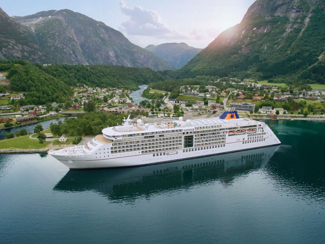 Arbeitgeber sea chefs – Freizeit an Land (Crew): Landgänge Hellesylt MS EUROPA 2 vor Hellesylt auf dem Meer