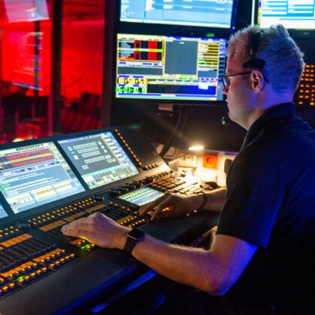 Lichttechniker auf Mein Schiff fährt eine Show und konzentriert sich auf seine Arbeit