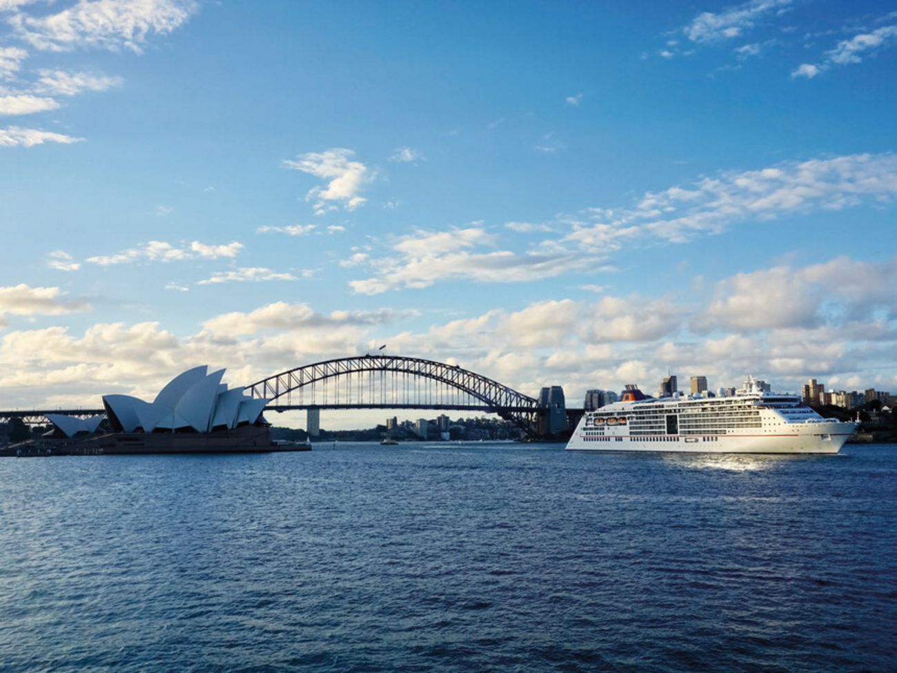 Arbeitgeber sea chefs – Freizeit an Land (Crew): Overnight Sydney MS EUROPA 2 vor dem Sydney Opera House in Australien