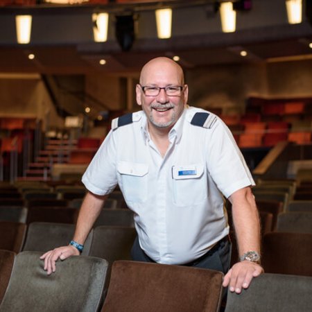 Entertainment Manager auf der Mein Schiff steht im Theater