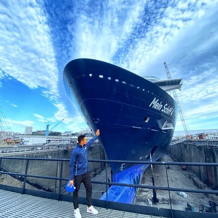 Crew-Mitglied im Trockendock vor Mein Schiff 4