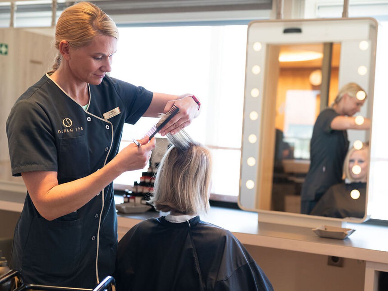 Friseurin im Ocena Spa