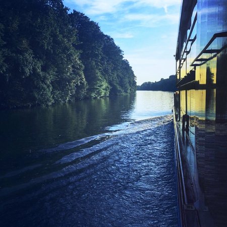 Blick aus einer Crew Kabine eines Flussschiffes in Fahrt