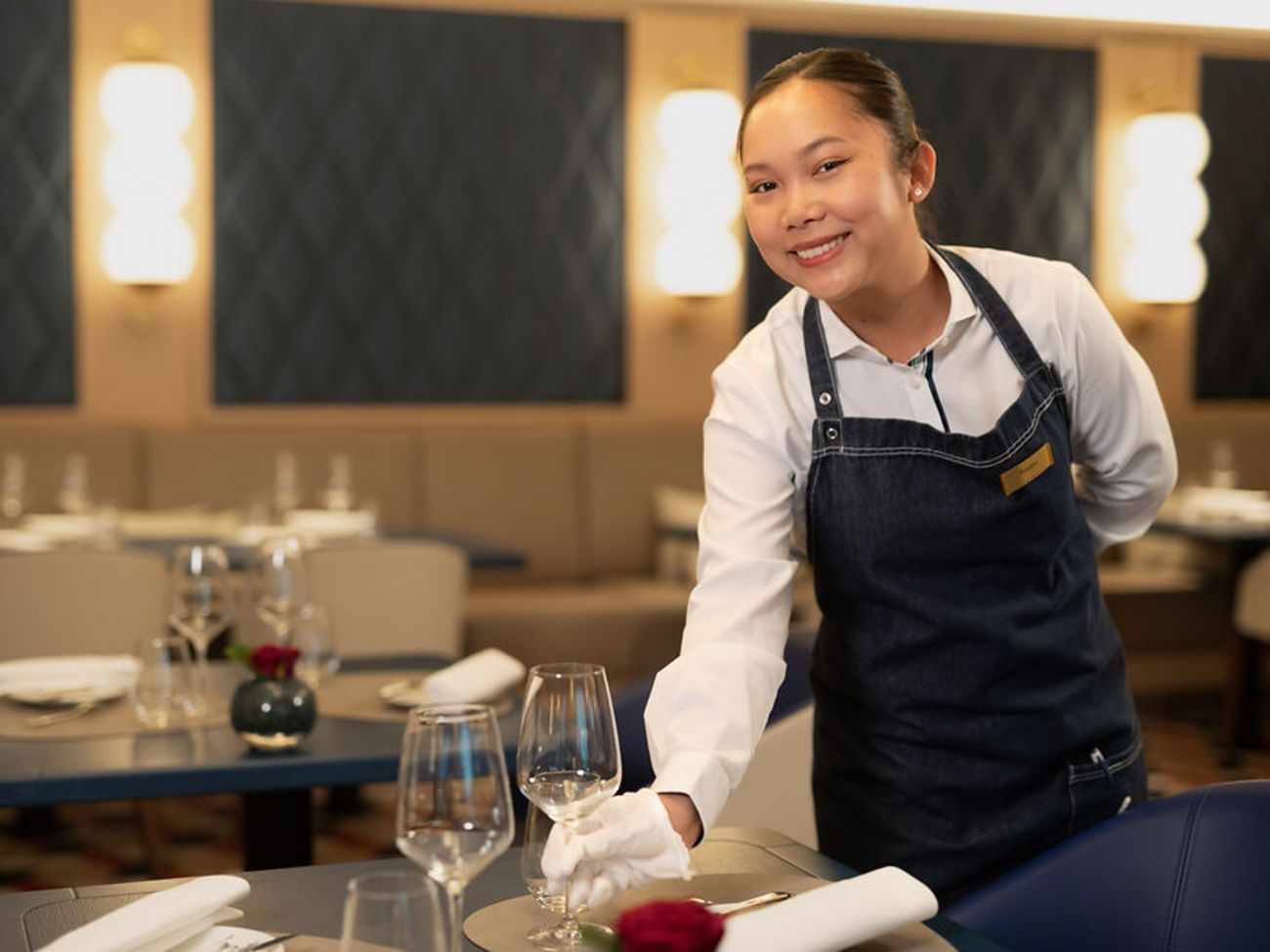 Restaurantfachfrau auf der HANSEATIC spirit serviert