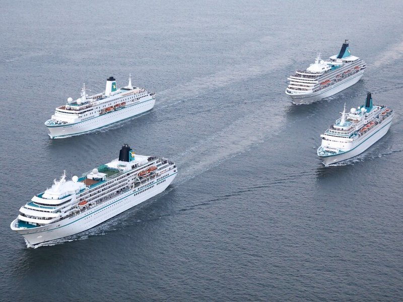 vier Schiffe der Phoenix Reisen Flotte auf See