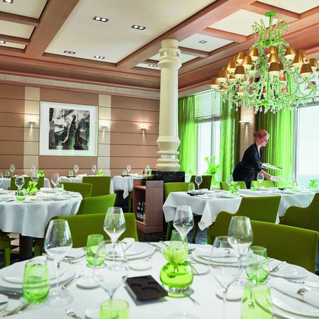 Chef de Rang auf MS EUROPA 2 deckt Tische ein in Gourmetrestaurant