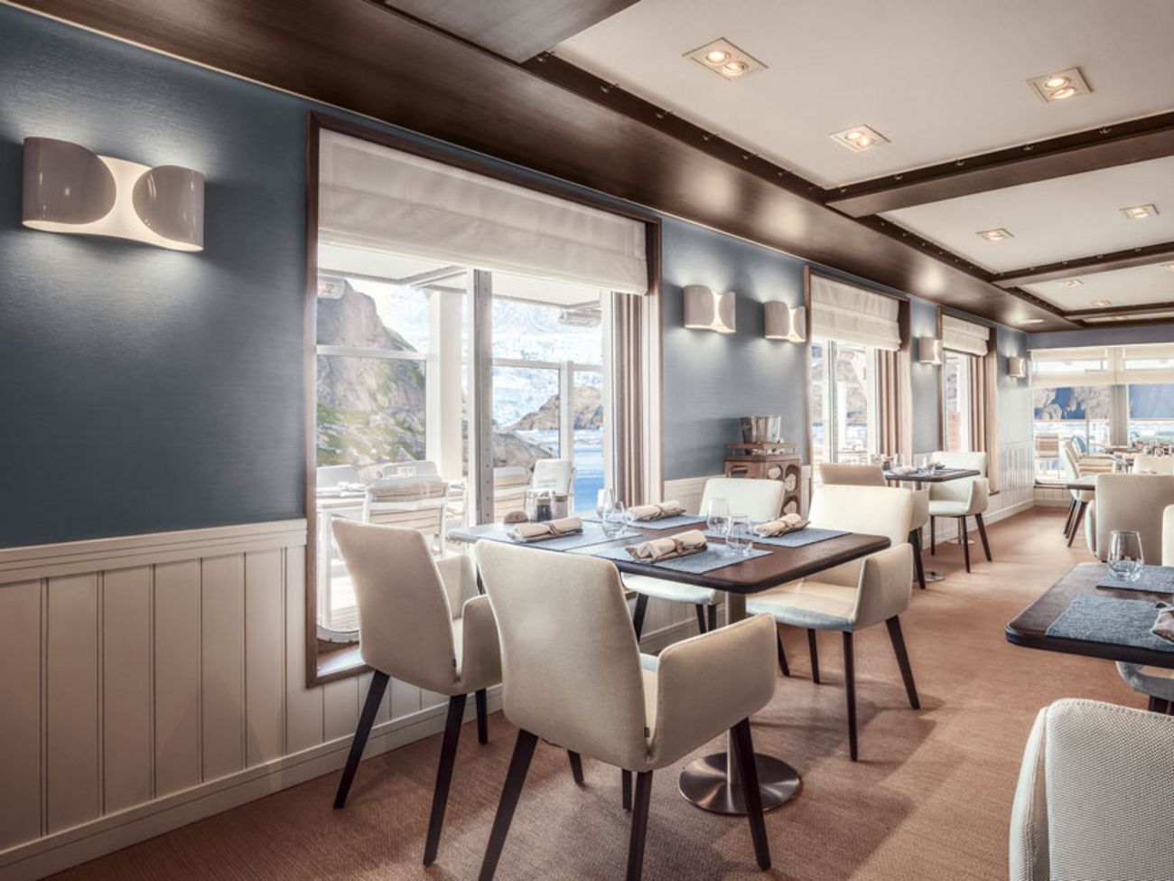 Hapag-Lloyd Cruises Restaurant vor spektakulärer Kulisse