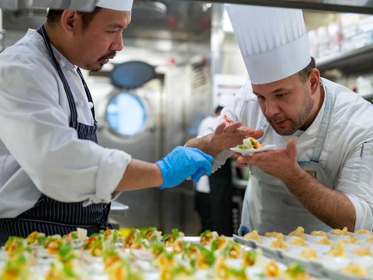 Köche richten ein Gericht an