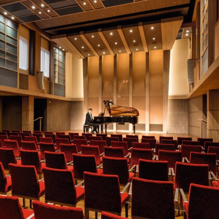 Pianist auf Mein Schiff auf der Bühne im Konzertsaal an Bord