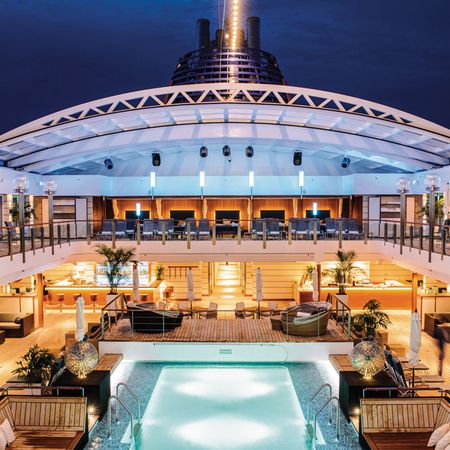 Poolbereich des Kreuzfahrtschiffs MS Europa 2 in Abendstimmung