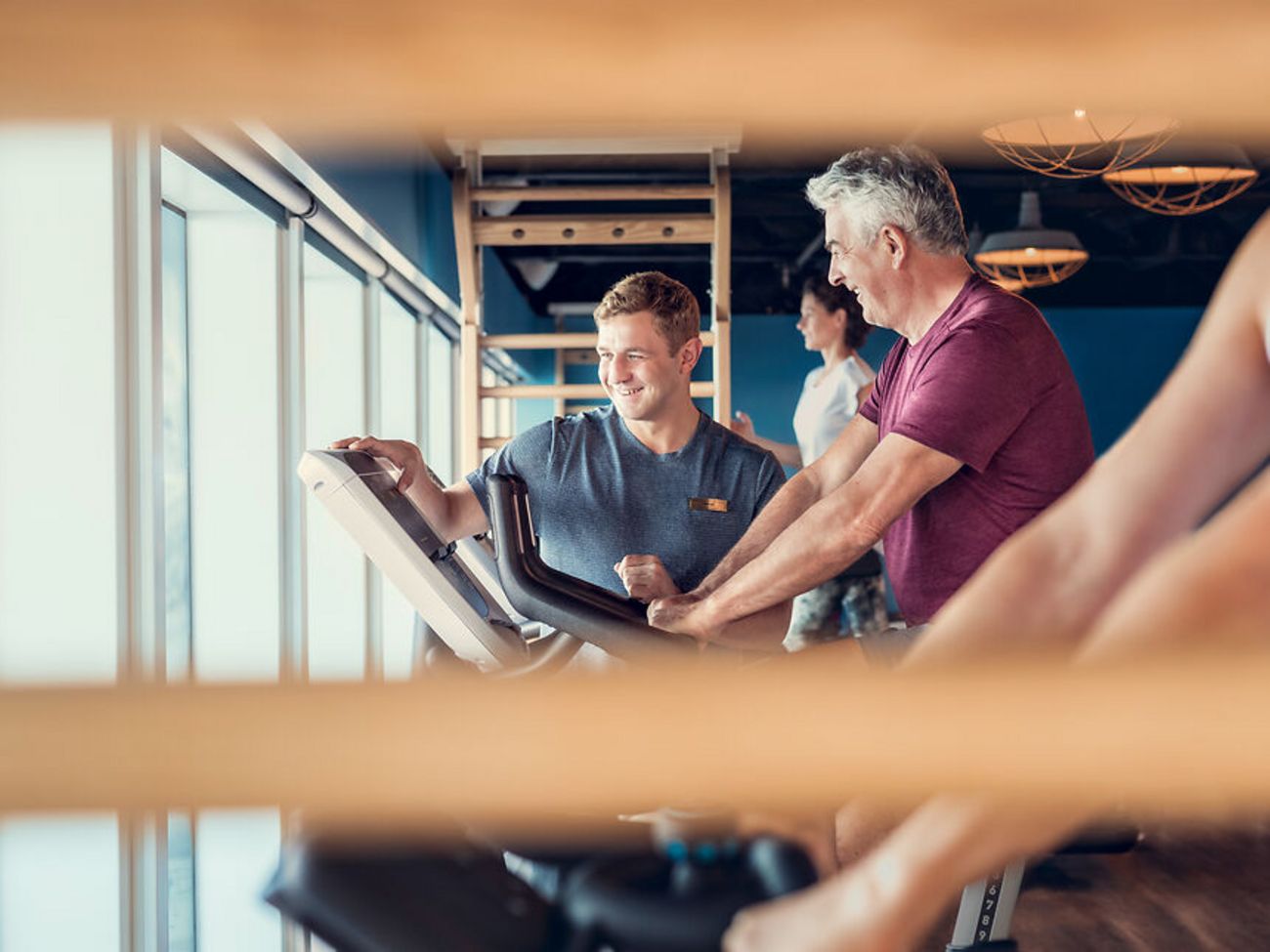 Trainer berät Gast am Laufband