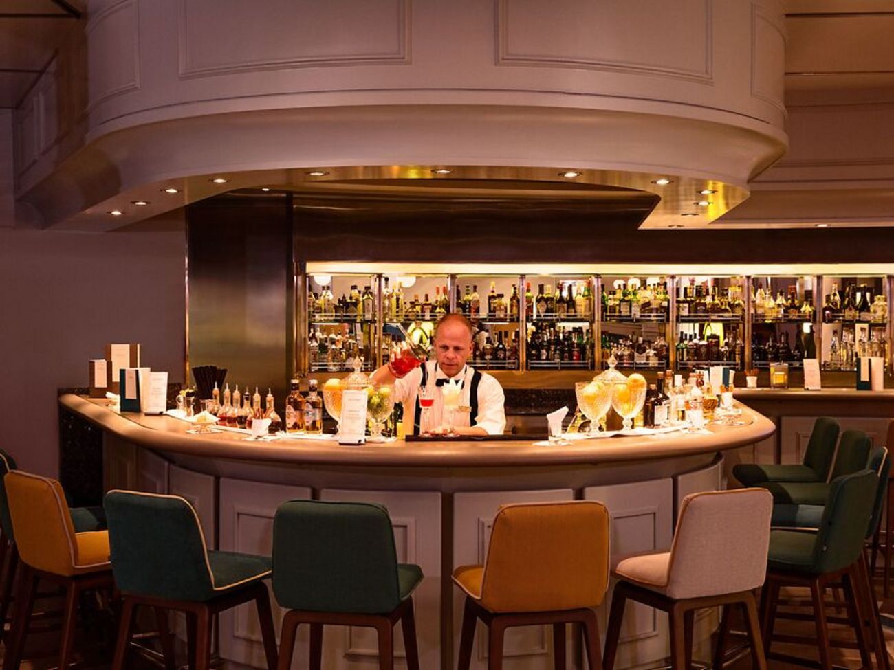 Barkeeper an Bord von Hapag-Lloyd Cruises