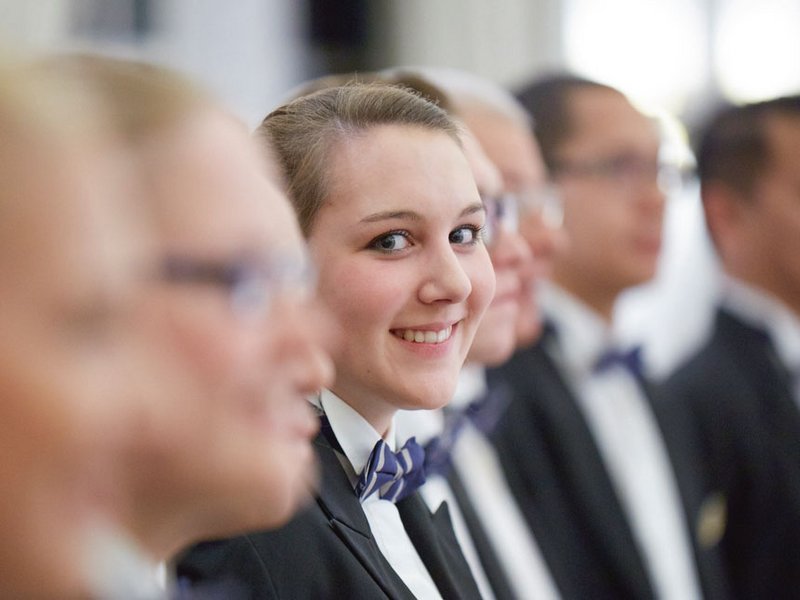 Crew Mitglied in Uniform schaut in die Kamera