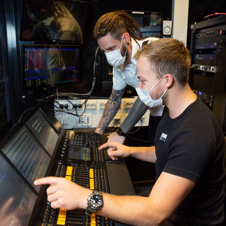 Technischer Leiter im Gespräch mit Bühnentechniker an Bord von Mein Schiff
