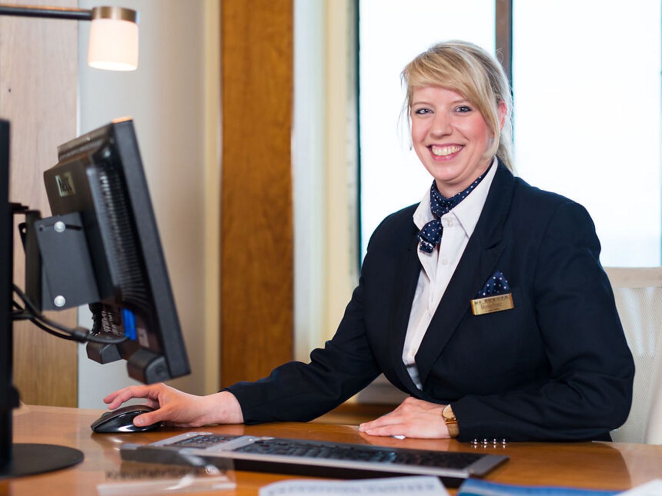 Reiseberaterin am PC