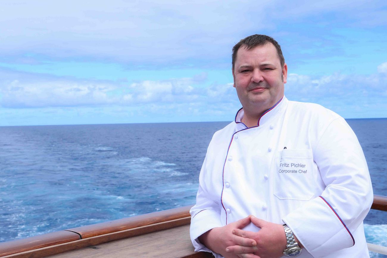 Fritz Pichler cullinary director bei sea chefs steht an der Reling
