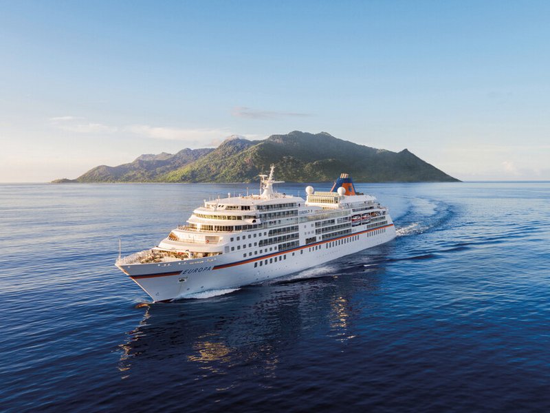 Kreuzfahrtschiff MS EUROPA von Hapag-Lloyd Cruises in der Südsee mit Strand und Palmen