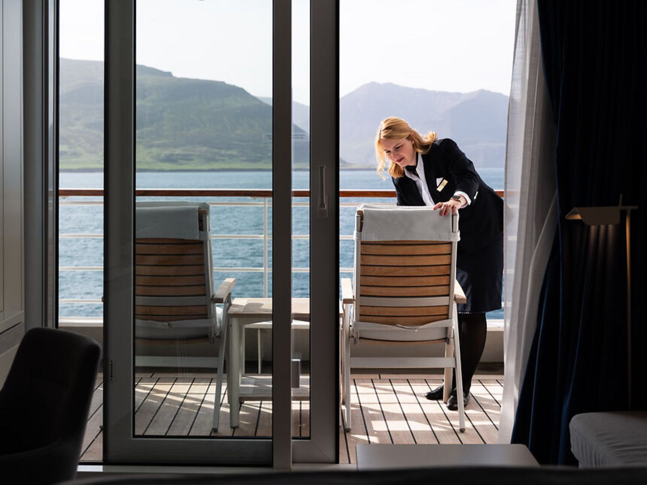 Cabin Stewardess richtet den Balkon her