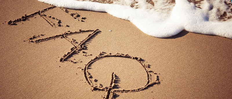„FAQ“ in den Sand am Strand geschrieben