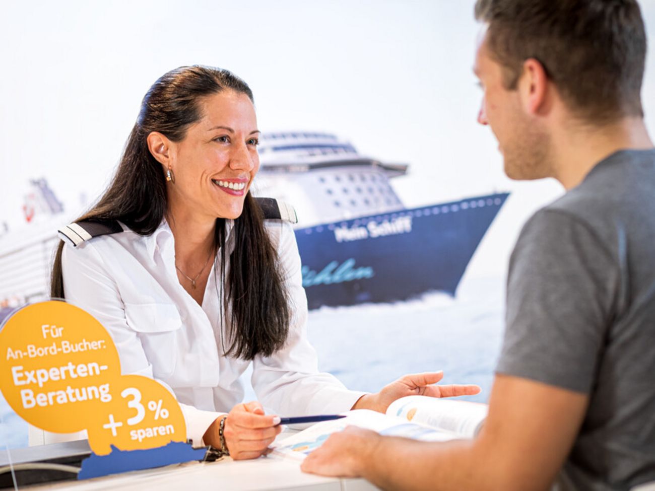 Reiseberater auf Mein Schiff verkauft Reisen an Gast
