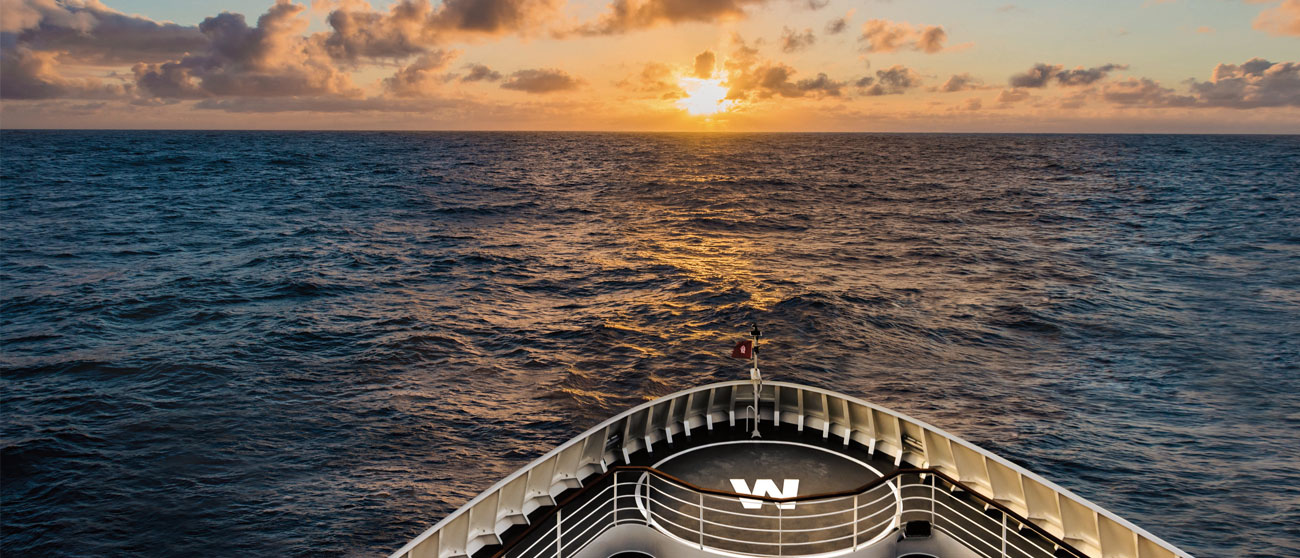 HANSEATIC inspiration in Fahrt mit Blick auf den Sonnenuntergang auf See