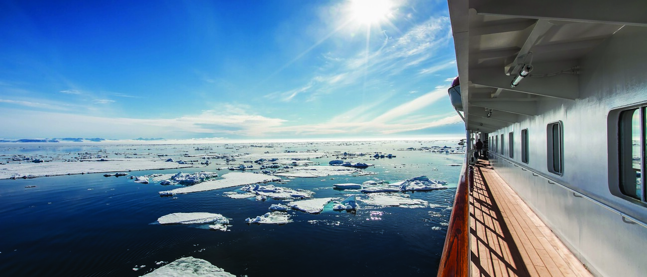 Blick von der Reling auf Eismeer mit Eisschollen an Bord von Hapag-Lloyd Cruises