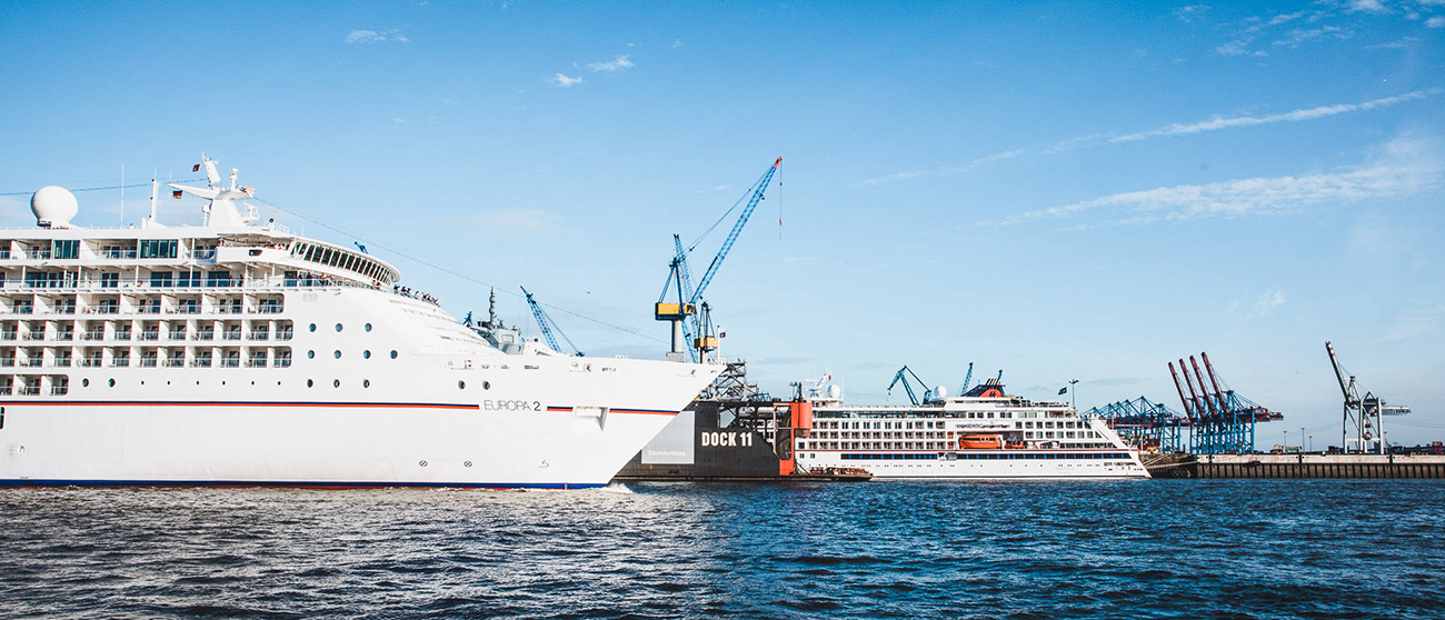 MS EUROPA 2 und HANSEATIC inspiration treffen sich im Hamburger Hafen