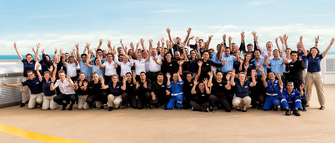 Flottenübersicht TUI Cruises Mein Schiff Jobs - Crew auf Crewdeck Gruppenbild