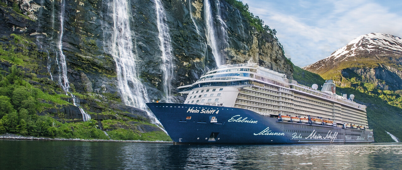 Mein Schiff 5 vor einem Fjörd