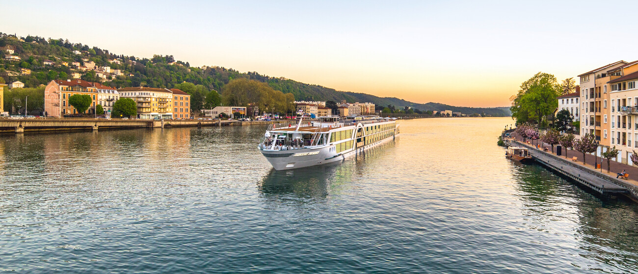 Flusskreuzfahrtschiff auf einem Fluss