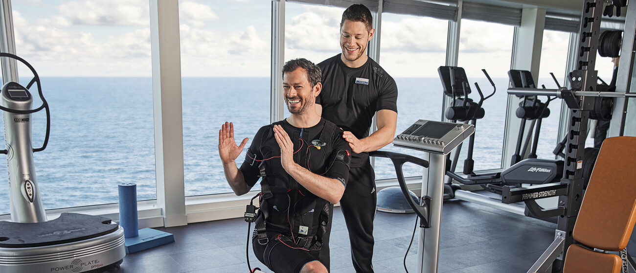 Trainer auf der Mein Schiff bei einem Personal Training im Spa & Sport Bereich