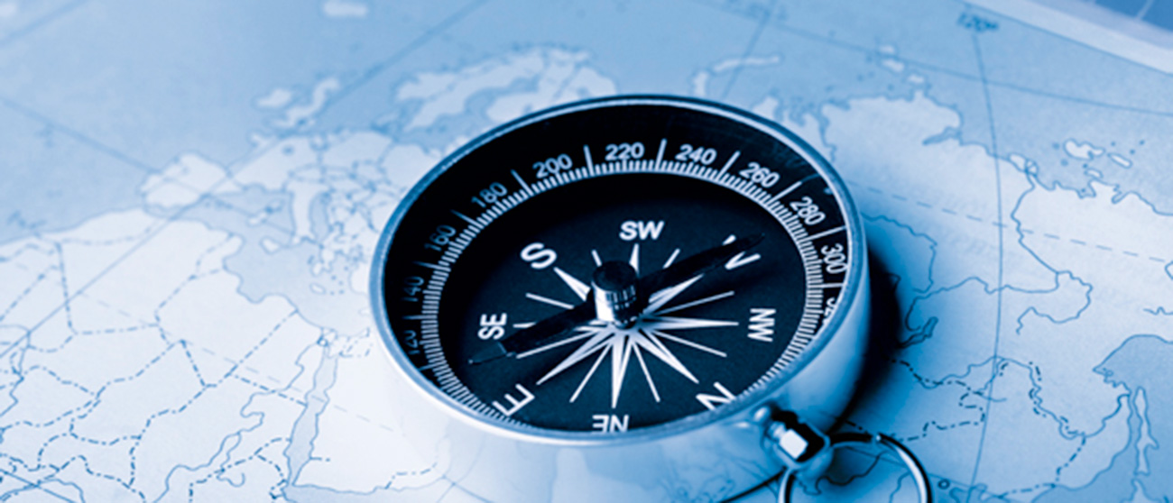 Kompass liegt auf Seekarte