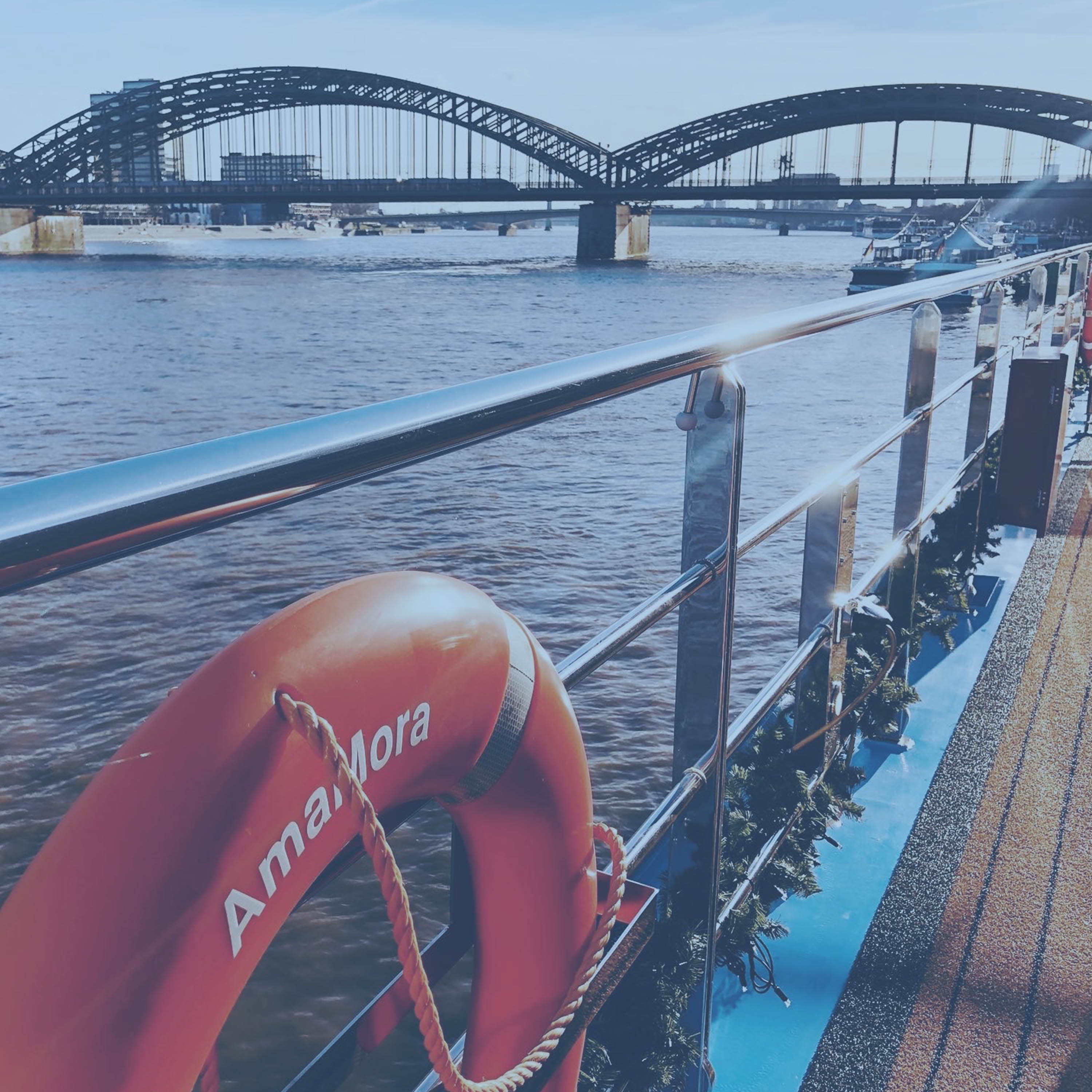 Blick von einem Flussschiff (AmaMora) auf eine Brücke in Köln