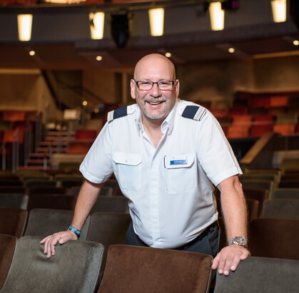 Entertainment Manager auf der Mein Schiff steht im Theater