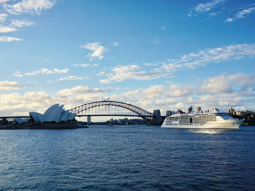 MS EUROPA 2 vor dem Sydney Opera House in Australien