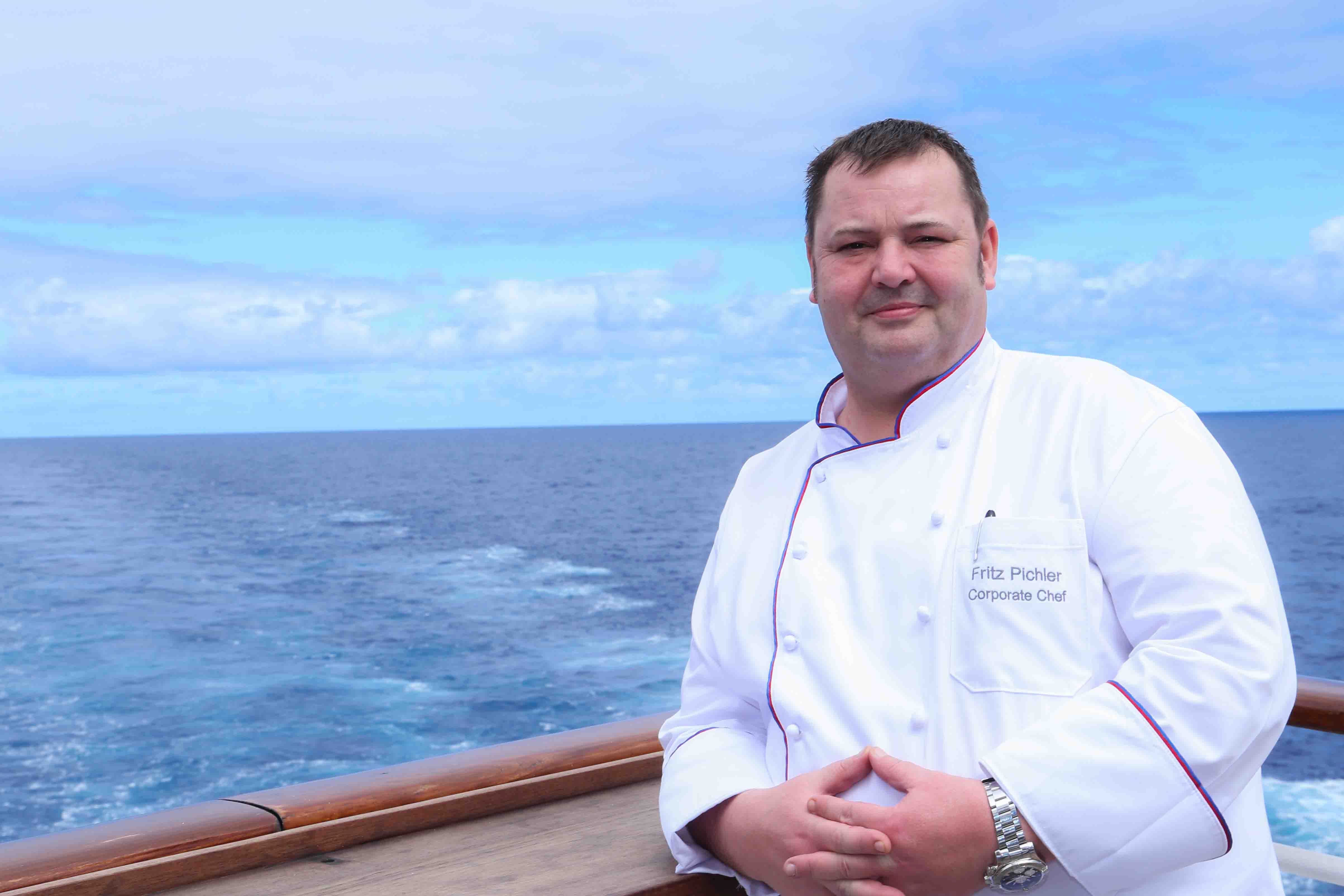 Fritz Pichler cullinary director bei sea chefs steht an der Reling