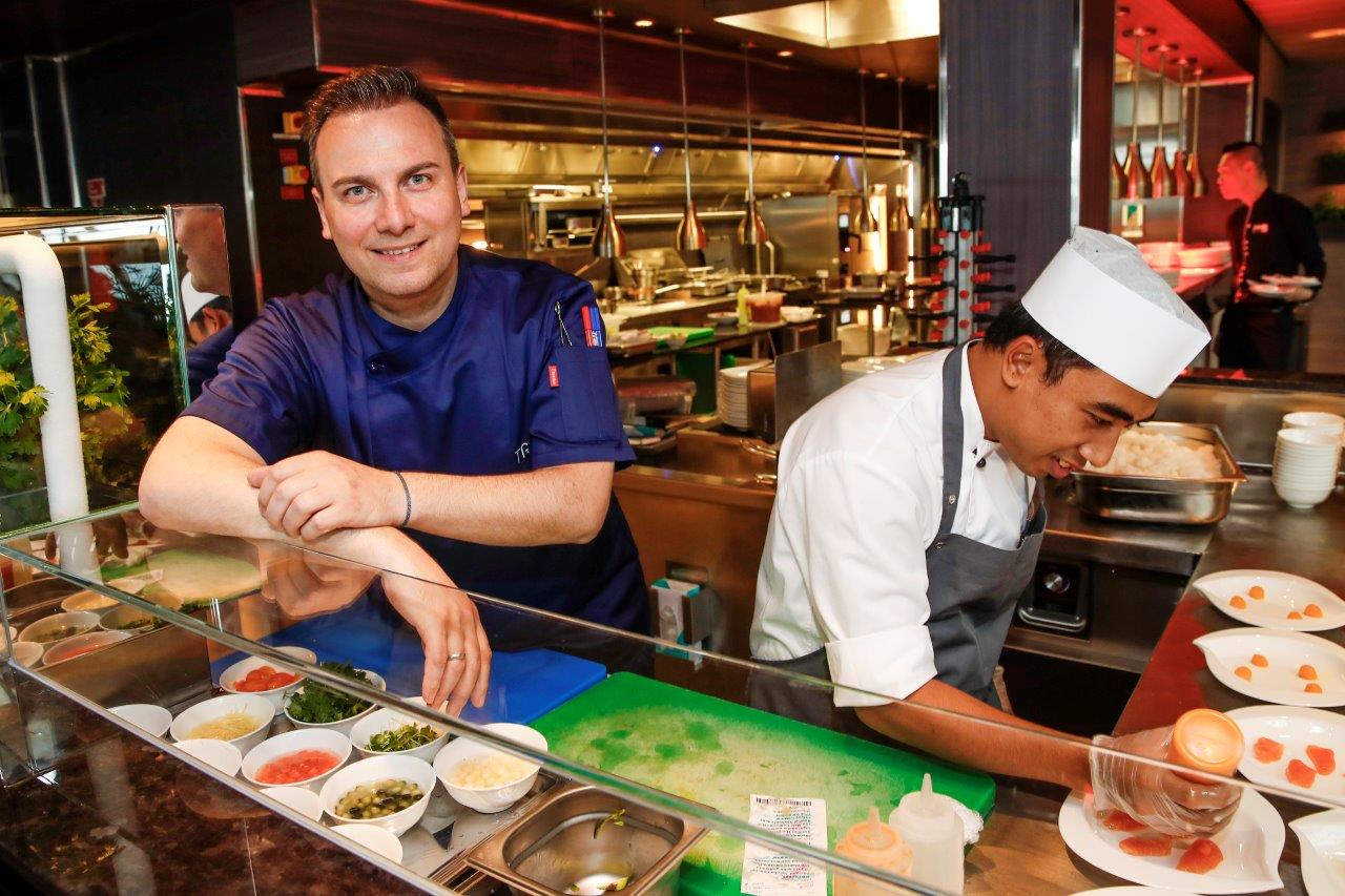 Tim Raue in der Küche an Bord der Mein Schiff Flotte