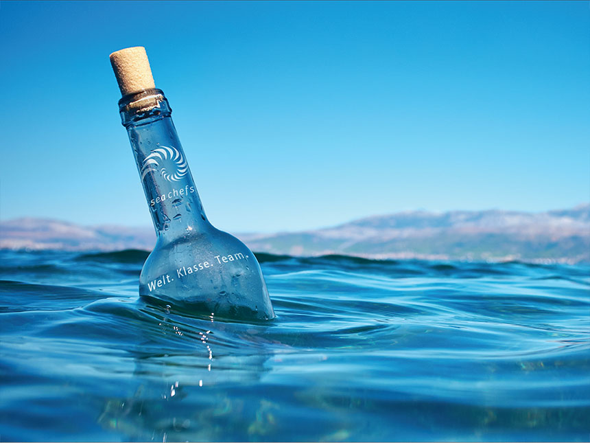 Flaschenpost mit sea chefs Logo im Wasser