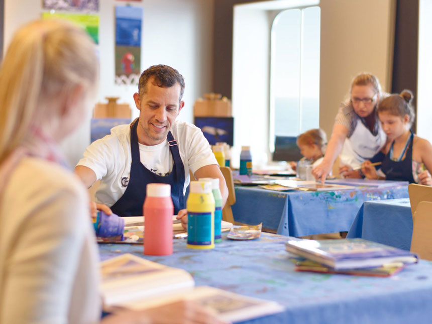 Kreativkünstler auf Mein Schiff macht einen Malkurs