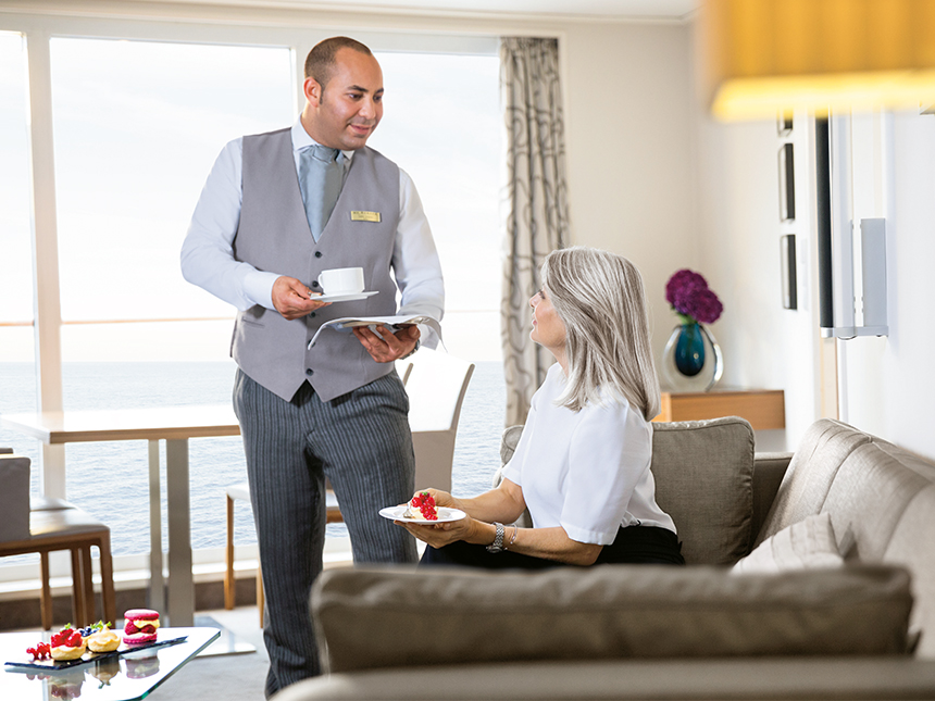 Butler auf MS EUROPA serviert Kuchen & Kaffee an Bord in einer Suite