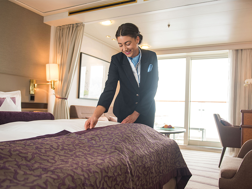 Cabin Stewardess auf MS EUROPA 2 macht Bett in Suite an Bord