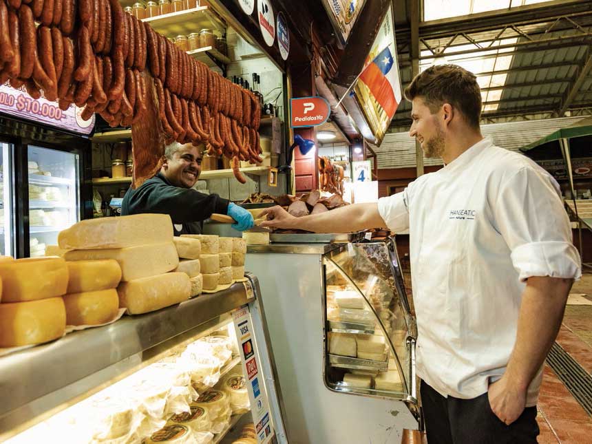 [Translate to English:] Koch kauft auf einem lokalen Markt ein