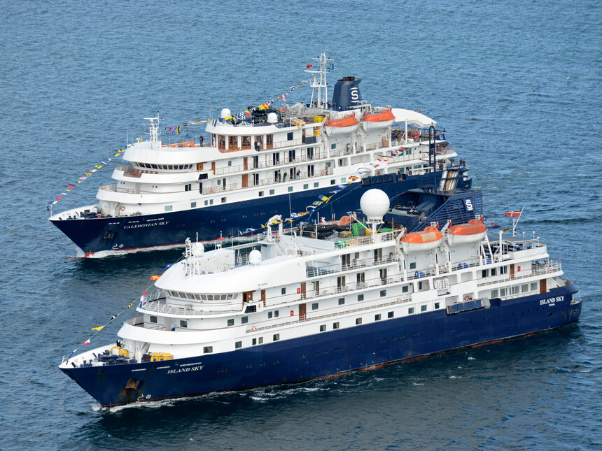 Caledonian Sky & Island Sky von Noble Caledonia auf dem Wasser in Fahrt