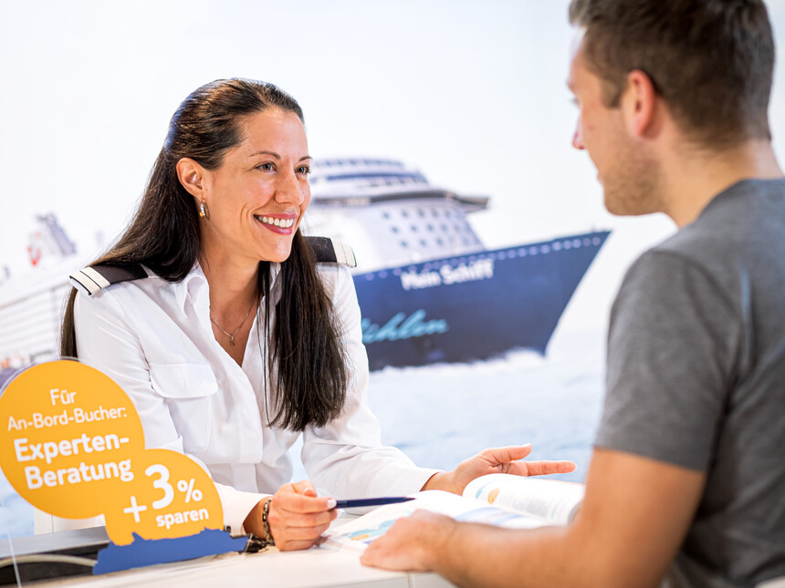 Reiseberater auf Mein Schiff verkauft Reisen an Gast