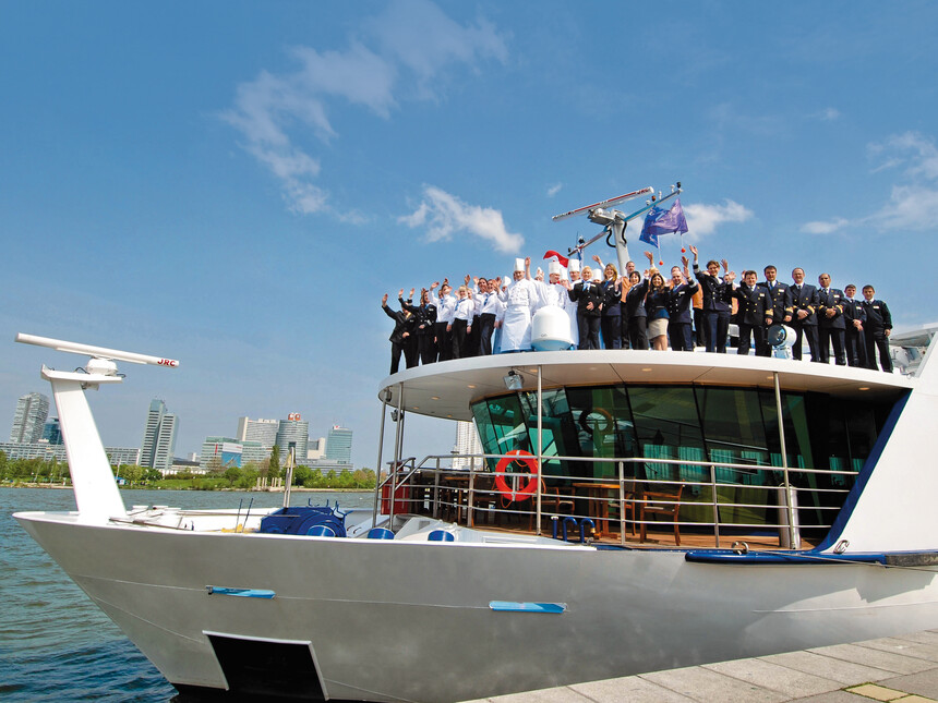 Flusskreuzfahrtschiff Crew von sea chefs auf einem Flussschiff winkt