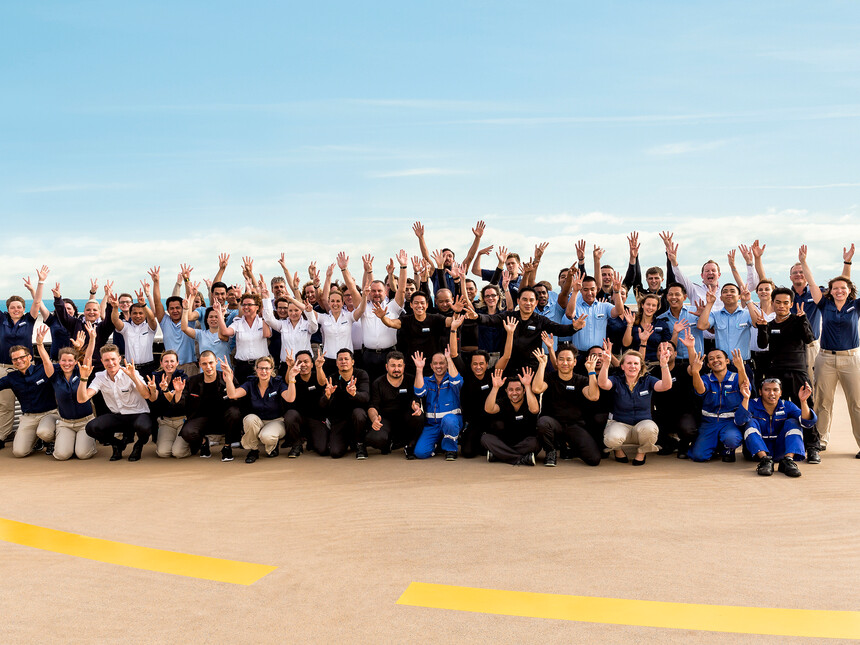 Mein Schiff Crew Gruppenbild auf Deck der Mein Schiff