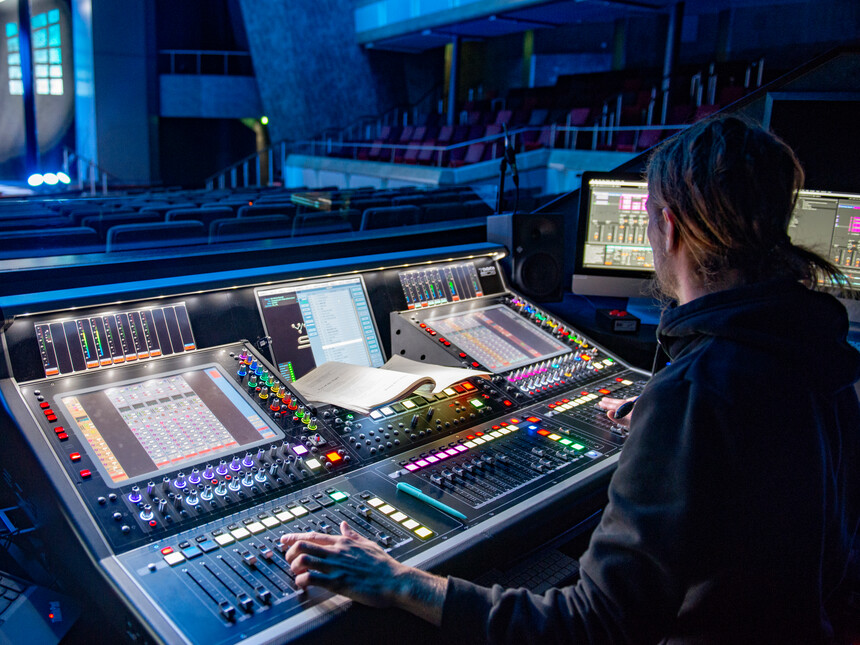 Tontechniker auf Mein Schiff umgeben von Technik fährt eine Show an Bord