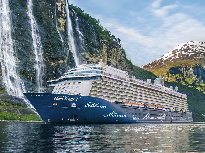 Mein Schiff 5 vor einem Fjörd in Norwegen