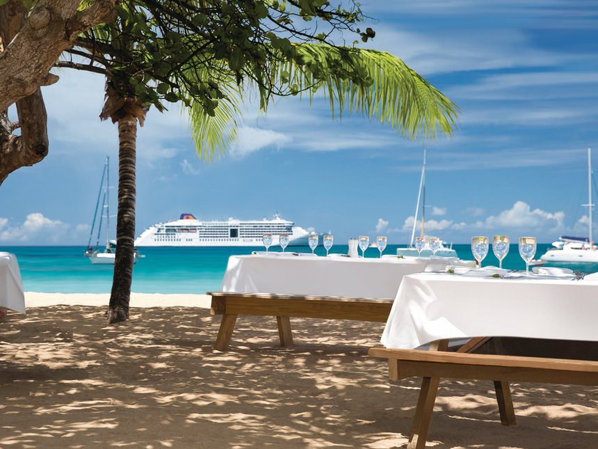 MS EUROPA 2 in der Karibik mit gedeckten Tischen am Strand